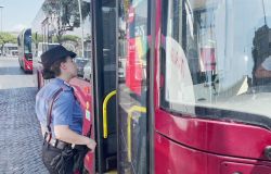 Roma Termini, ubriaco fa cadere un segnale stradale sul vetro di un bus danneggiandolo....denunciato