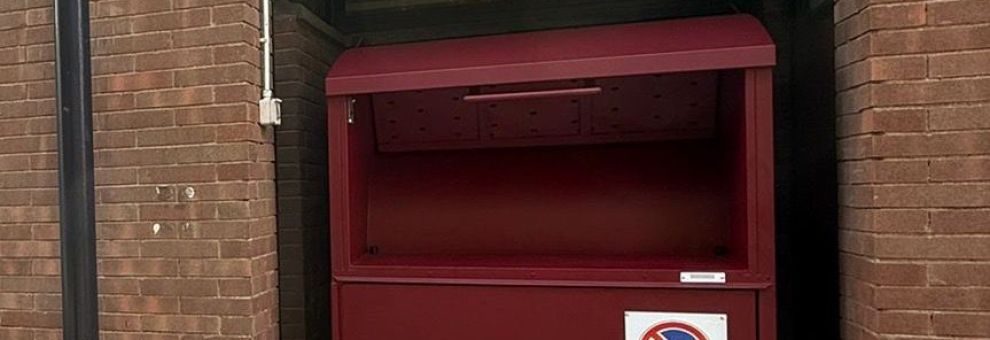 Roma, ecco..i nuovi cassonetti color amaranto per la raccolta di abiti e stoffe