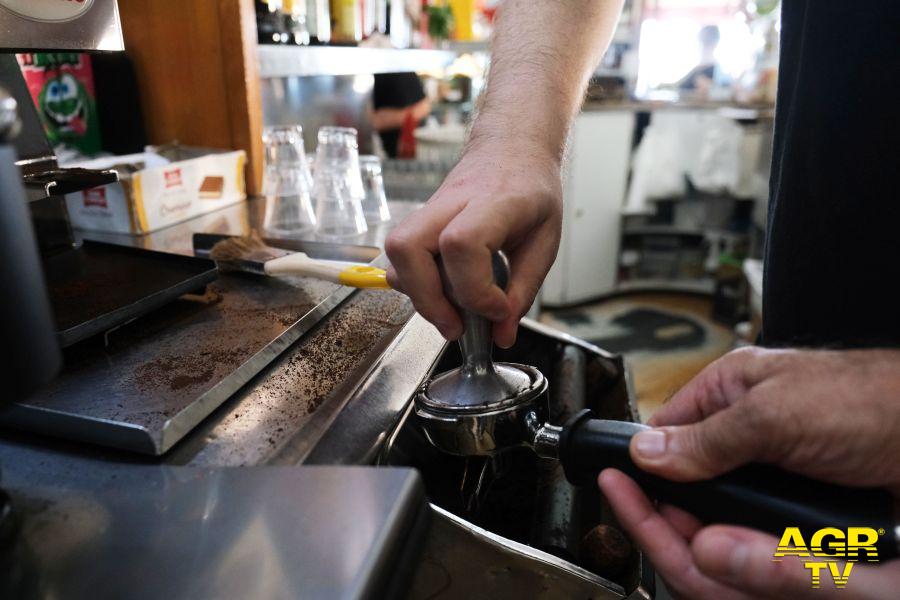 Giancarlo prepara il caffè con entusiasmo
