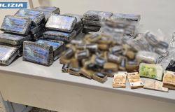 Roma, caveau della droga nel sottofondo di due auto, in manette pusher 30enne, sequestrati 70 kg. di cocaina ed hashish