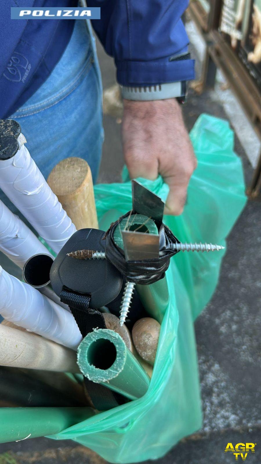 Aste in plastica e mazze in legno sequestrate dalla Polizia Aste in plastica e mazze in legno sequestrate dalla Polizia