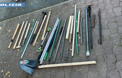 Aste in plastica e mazze in legno sequestrate dalla Polizia