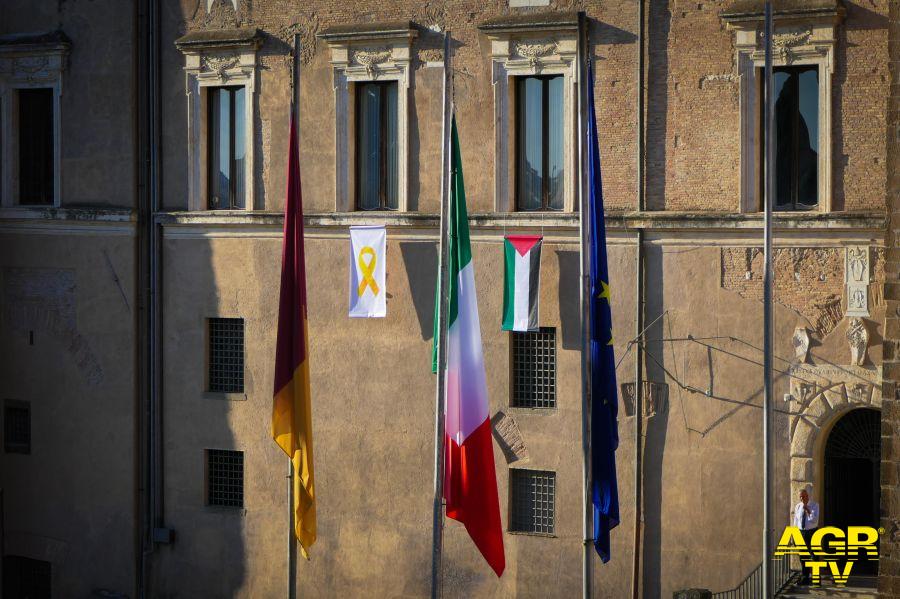 Bandiera palestinese e fiocco giallo esposti in Campidoglio