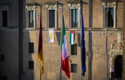 Esposta in Campidoglio la bandiera della Palestina ed il fiocco giallo per la liberazione dei rapiti israeliani
