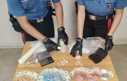Nettuno, ai domiciliari spacciatrice 46enne, in un vaso in cucina rinvenuta la droga