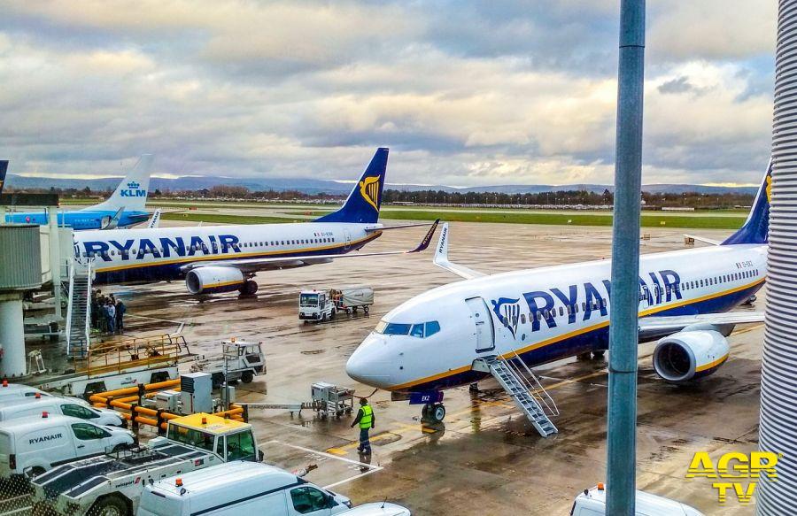 Rayanair in aeroporto foto pixabay