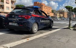 Roma, scatta una foto sotto la gonna di una ragazza di 21anni, che lo insegue e viene aggredita, denunciato 47enne