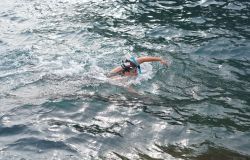 Giochi del mare, prima traversata Santo Stefano-Ventotene di nuoto pinnato, a Serapo il beach volley
