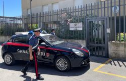 Ardea, evade dai domiciliari e minaccia il vicino con una pistola, in manette 64enne
