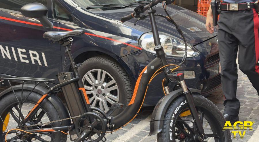 Carabinieri Parioli con la bici rinvenuta