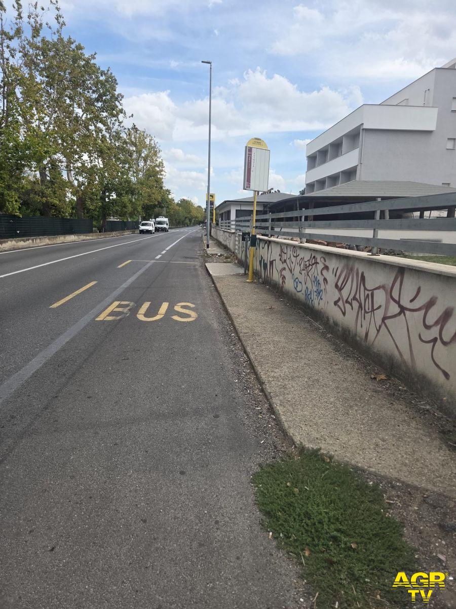 La fermata bus 712 ed nME su via Ostiense