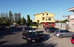 Ardea, arrestati i responsabili di tre rapine ad esercizi commerciali, due sono finiti in carcere, il terzo ai domiciliari