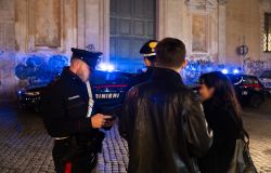 Roma Trastevere, notte brava di due turisti americani che aggrediscono un passante ed i Carabinieri intrervenuti, denunciati