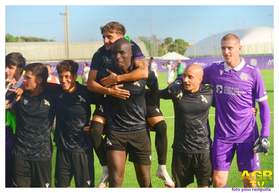 I giocatori in festa alla fine della partita I giocatori in festa alla fine della partita