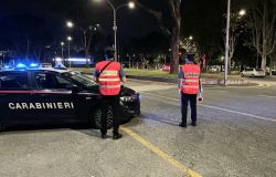 Roma Torrino, fugge all'alt dei Carabinieri, finisce su un'auto parcheggiata e scappa a piedi, denunciato il passeggero