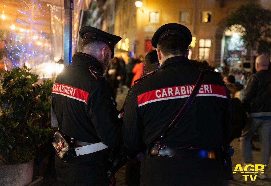 Roma Trastevere, aggredisce i passanti in piazza San Cosimato, bloccato dai Carabinieri con lo spray al peperoncino Roma Trastevere, aggredisce i passanti in piazza San Cosimato, bloccato dai Carabinieri con lo spray al peperoncino