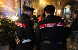 Roma Trastevere, aggredisce i passanti in piazza San Cosimato, bloccato dai Carabinieri con lo spray al peperoncino