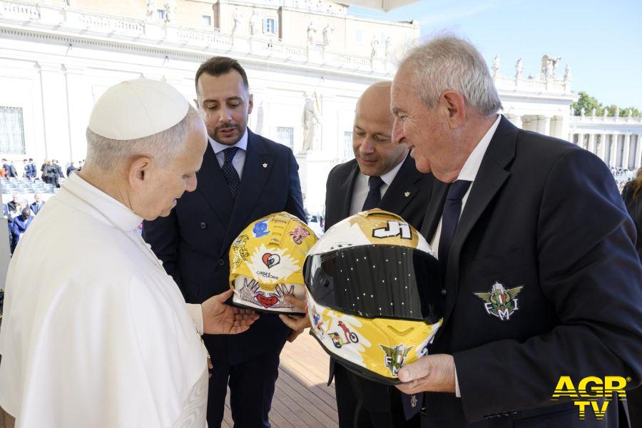 Giubileo Motociclisti consegna caschi al Papa Leone XIV Giubileo Motociclisti consegna caschi al Papa Leone XIV