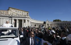 Benedizione dei caschi papa Leone XIV