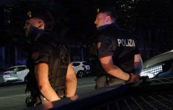 Roma, blitz della Polizia al Pigneto, sgomberata struttura ricettiva irregolare con affitti in nero a 500 euro ed allacci abusivi