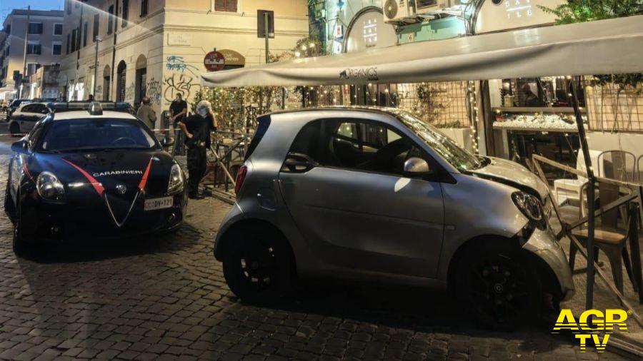 Carabinieri l'auto inseguita e finita sui tavolini di un locale Carabinieri l'auto inseguita e finita sui tavolini di un locale