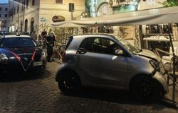 Roma, non si ferma all'alt dei Carabinieri, inseguito finisce la corsa contro i tavolini esterni di un locale, arrestato