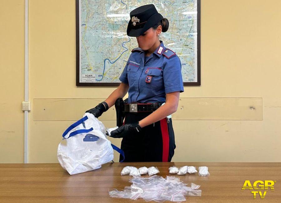 Carabinieri Casilina la droga sequestrata nella busta della spesa Carabinieri Casilina la droga sequestrata nella busta della spesa