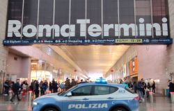 Roma, scippa le collane a due turisti, tradito dal look sportivo, riconosciuto ed arrestato 24enne senegalese