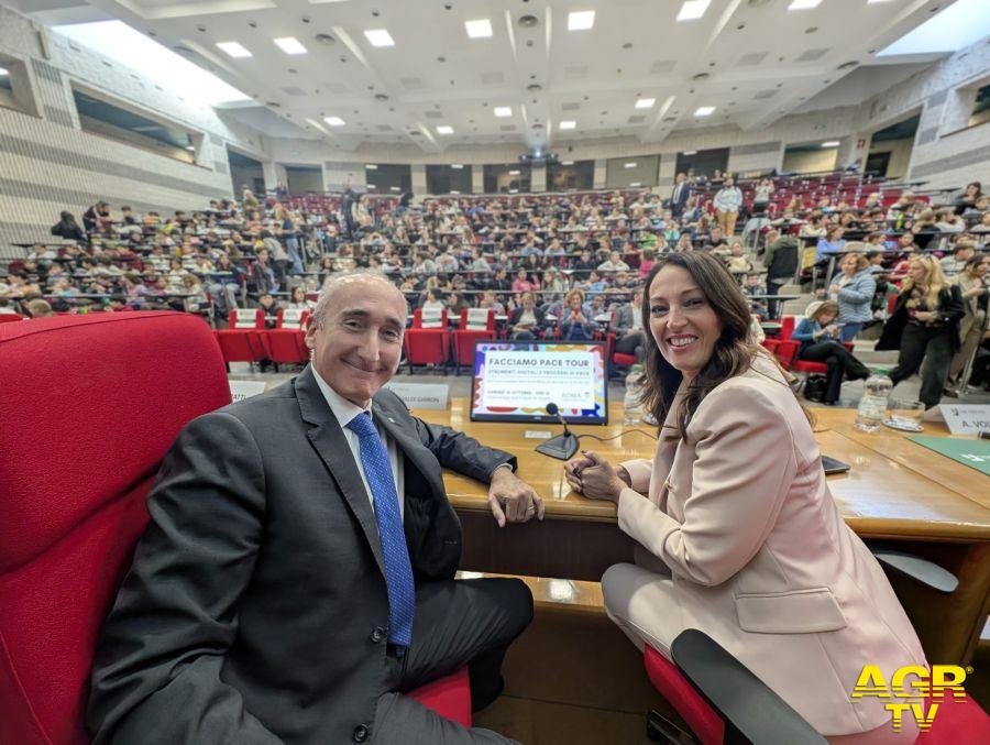 Facciamo Pace tour aula Tor Vergata a dx. Svetlana Celli presidente assemblea capitolina Facciamo Pace tour aula Tor Vergata a dx. Svetlana Celli presidente assemblea capitolina