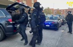 Ostia sorvegliata speciale, maxiblitz all'alba dei Carabinieri, sequestro di droga e tre arresti Ostia sorvegliata speciale, maxiblitz all'alba dei Carabinieri, sequestro di droga e tre arresti