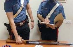 Guidonia, 33enne arrestato, a casa nascondeva droga, un fucile da caccia e 45 munizioni