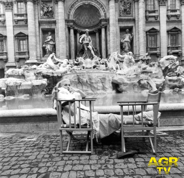Anita Ekberg dinanzi fontana di Trevi film La dolce Vita Federico Fellini 1960 - ph credit Cineteca di Bologna Reporters Associati & Archivi Anita Ekberg dinanzi fontana di Trevi film La dolce Vita Federico Fellini 1960 - ph credit Cineteca di Bologna Reporters Associati & Archivi