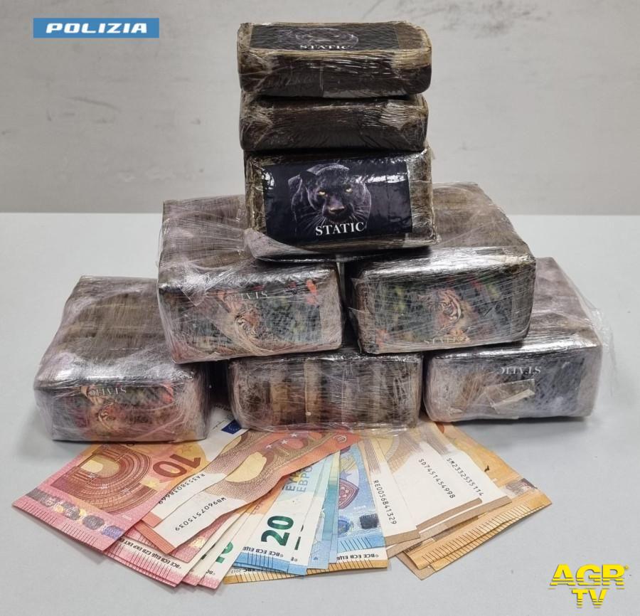 La Polizia di Stato e la Polizia Municipale di Firenze arrestano un cittadino marocchino di 24 anni per detenzione ai fini di spaccio di sostanze stupefacenti. La Polizia di Stato e la Polizia Municipale di Firenze arrestano un cittadino marocchino di 24 anni per detenzione ai fini di spaccio di sostanze stupefacenti.