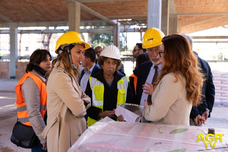 Sopralluogo Gualtieri alla scuola Tullia Zevi Casalpalocco Sopralluogo Gualtieri alla scuola Tullia Zevi Casalpalocco