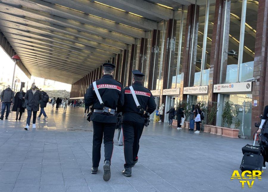 CENTRO - I Carabinieri durante i controlli a Termini CENTRO - I Carabinieri durante i controlli a Termini