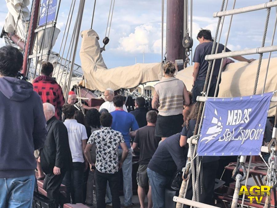 il Papa a bordo della nave della pace ph credit Alessandro Mei il Papa a bordo della nave della pace ph credit Alessandro Mei