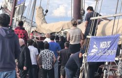 Leone XIV ad Ostia, a bordo della nave della pace Bella Speranza