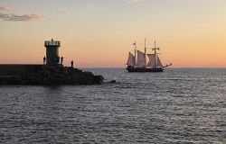 La nave della pace lascia il porto di Ostia ph credit Alessandro Mei