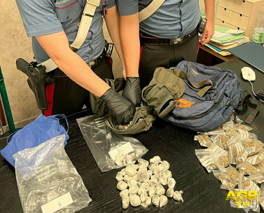 Blitz antidroga a Roma: 15 arresti, sequestrati 2,3 kg di droga e oltre 4.500 euro – tra gli arrestati anche una donna con 1 kg di eroina ingerita