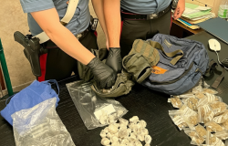 Blitz antidroga a Roma: 15 arresti, sequestrati 2,3 kg di droga e oltre 4.500 euro – tra gli arrestati anche una donna con 1 kg di eroina ingerita