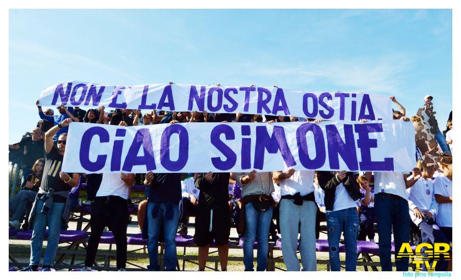 I tifosi dell'Ostia Mare in memoria di Simone ph credit Pino Rampolla I tifosi dell'Ostia Mare in memoria di Simone ph credit Pino Rampolla