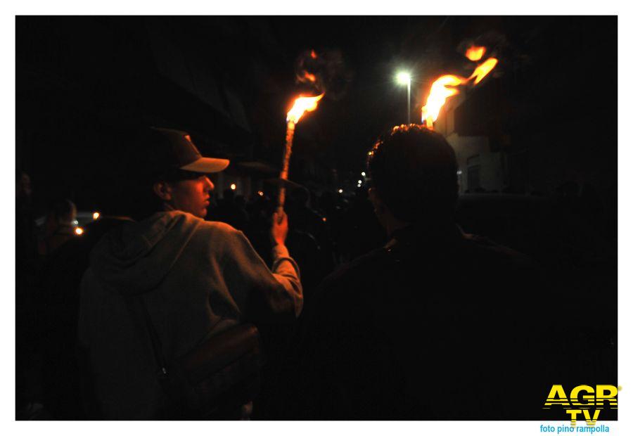 Il corteo con le torce per ricordare Simone Il corteo con le torce per ricordare Simone