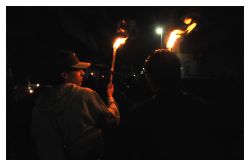Il corteo con le torce per ricordare Simone