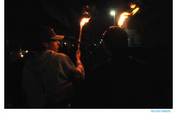 Il corteo con le torce per ricordare Simone