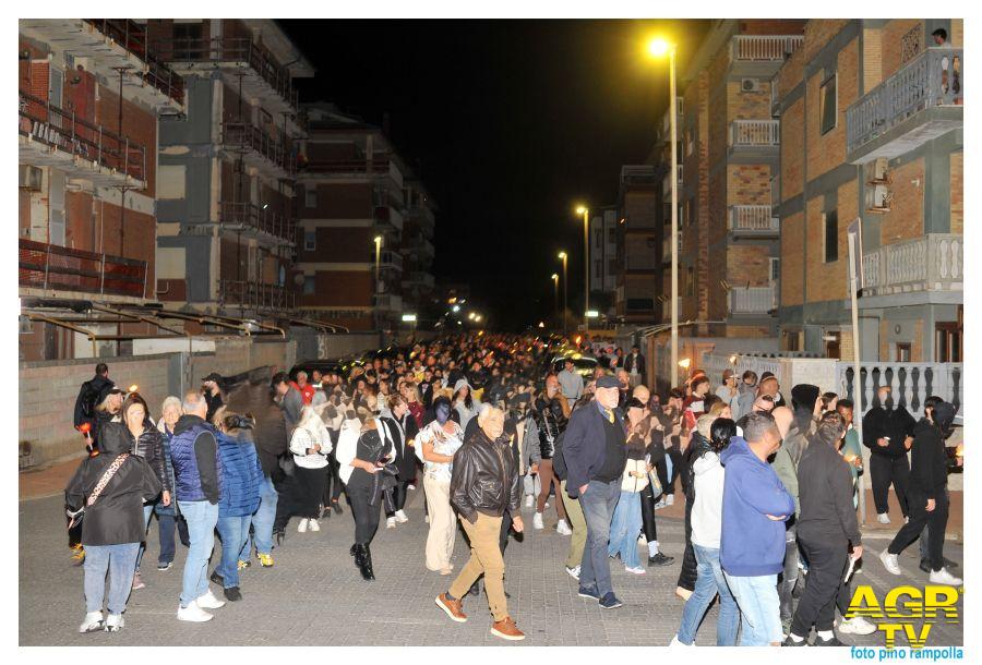 Il corteo con le torce per ricordare Simone Il corteo con le torce per ricordare Simone