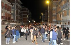 Il corteo con le torce per ricordare Simone