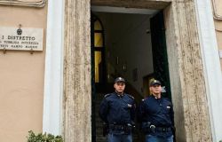 Roma, ragazzo tenta il suicidio dal Ponte del Gelsomino, due agenti lo salvano