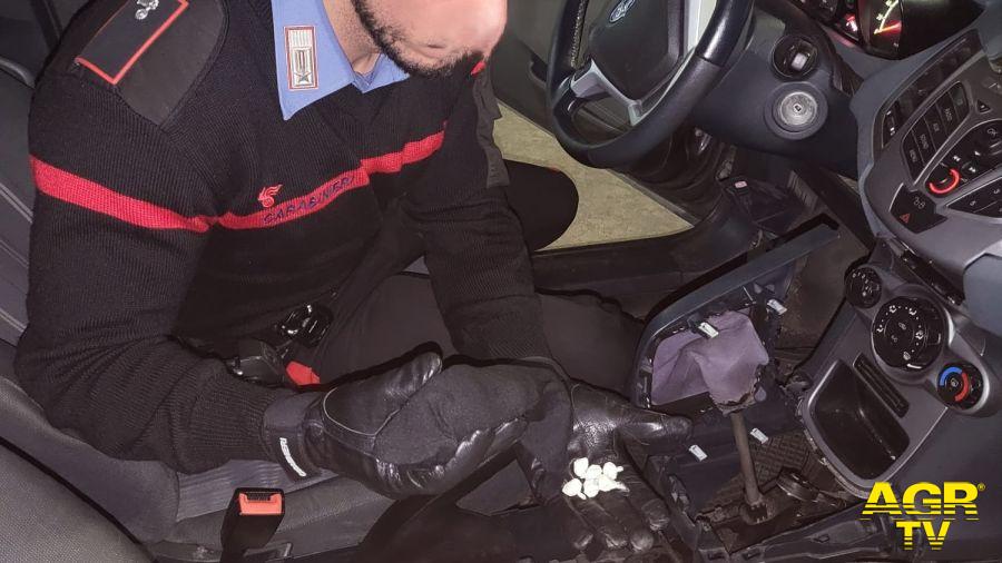 Carabinieri Castel Gandolfo la droga nascosta nel cambio dell'auto Carabinieri Castel Gandolfo la droga nascosta nel cambio dell'auto