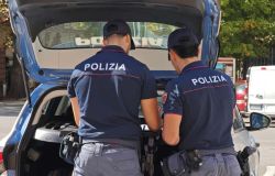Roma Trastevere, in due aggrediscono e rapinano un giovane dello smartphone, presi