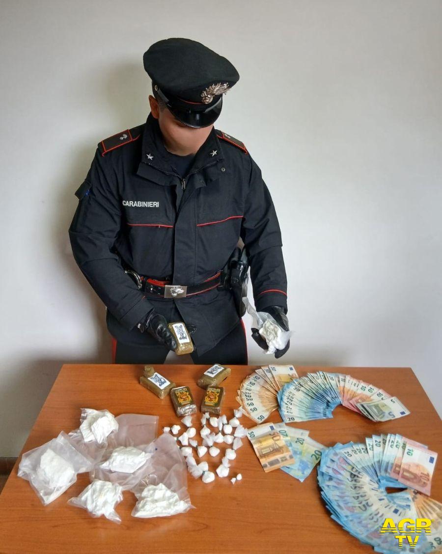 Carabinieri la droga sequestrata a Guidonia Carabinieri la droga sequestrata a Guidonia